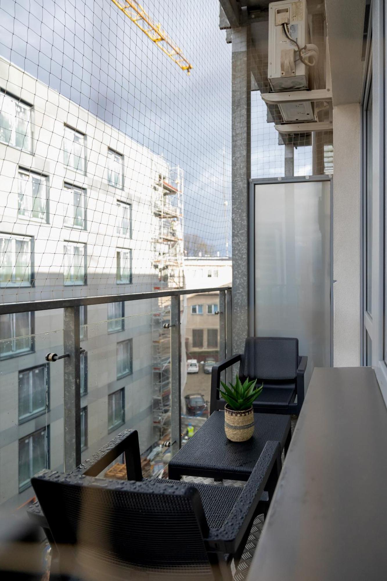 Turquoise With Balcony & Air Conditioning By Renters Kraków
